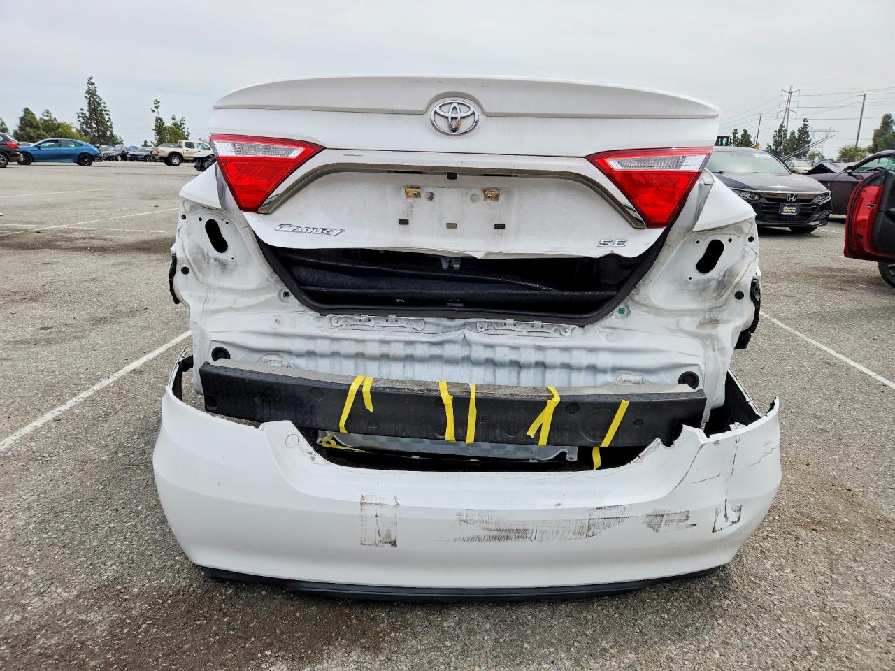 2015 TOYOTA CAMRY SE photo 16