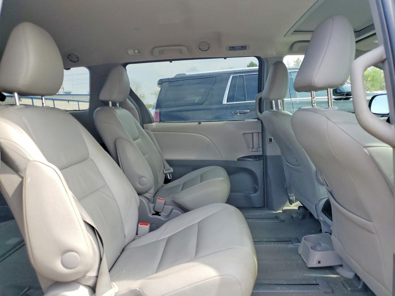 2015 TOYOTA SIENNA XLE 7-PASSENGER photo 21