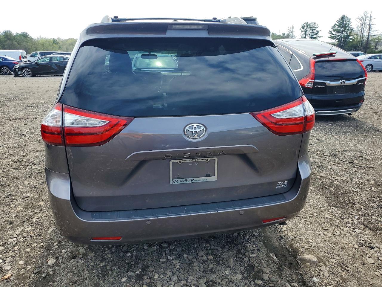 2015 TOYOTA SIENNA XLE 7-PASSENGER photo 11