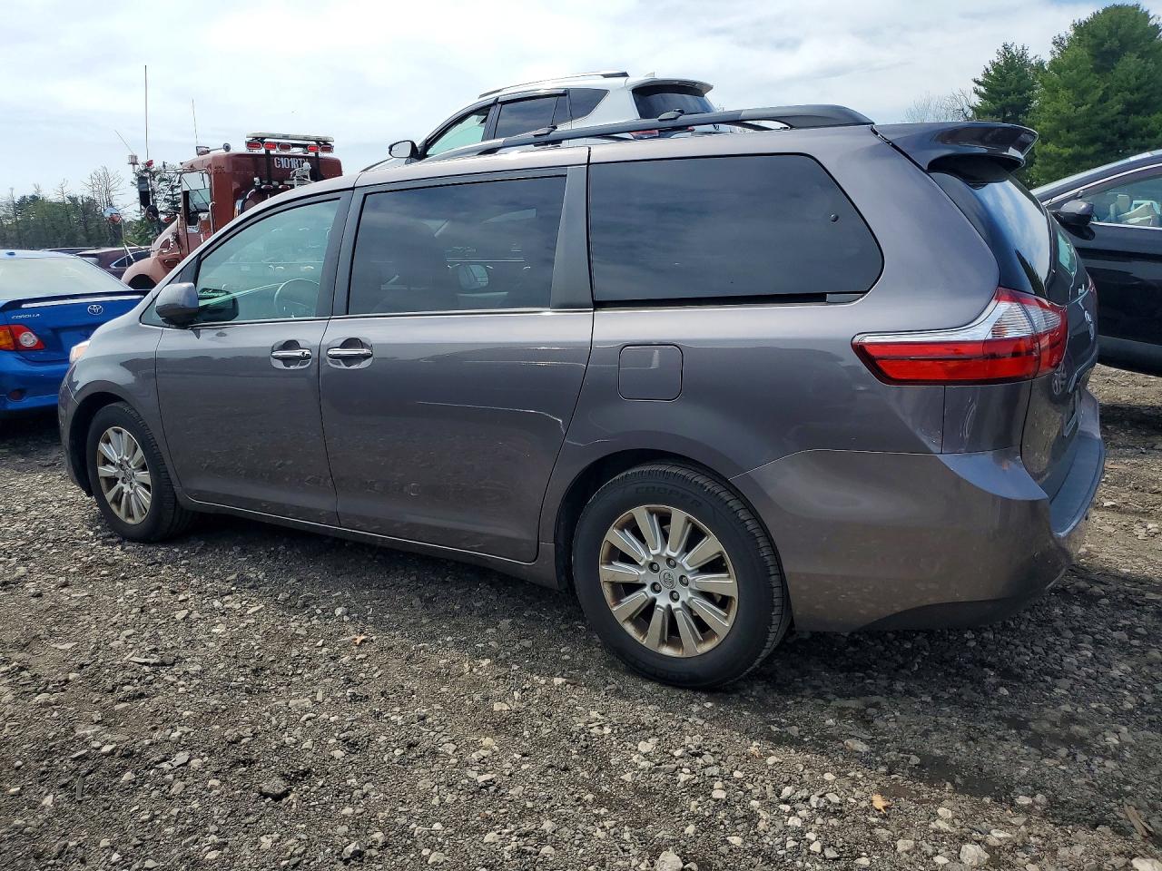 2015 TOYOTA SIENNA XLE 7-PASSENGER photo 3