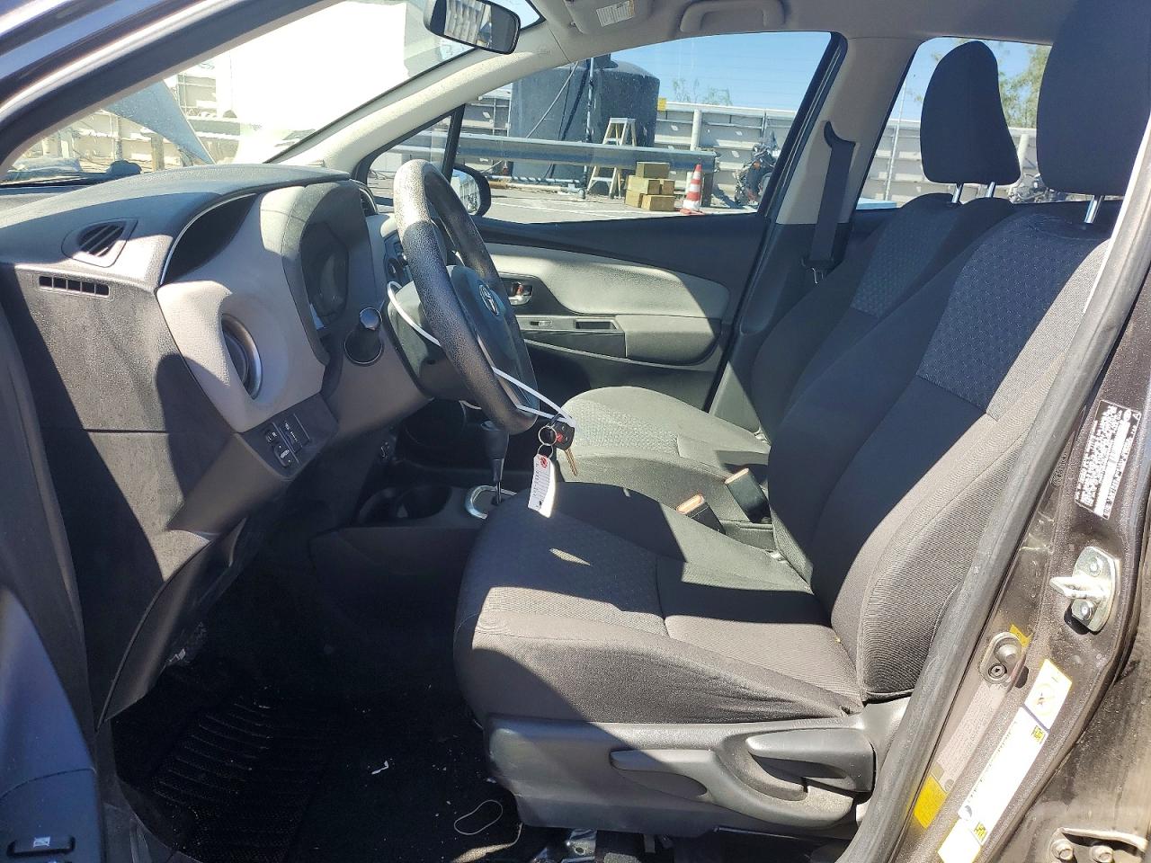 2016 TOYOTA YARIS 5-DOOR LE photo 13