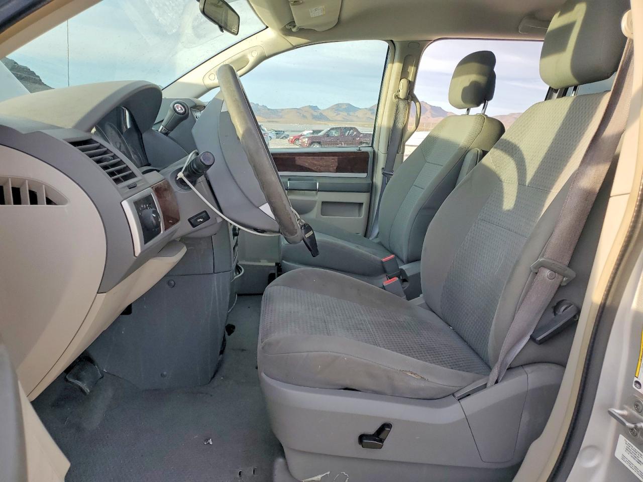 2010 CHRYSLER TOWN & COUNTRY TOURING photo 13