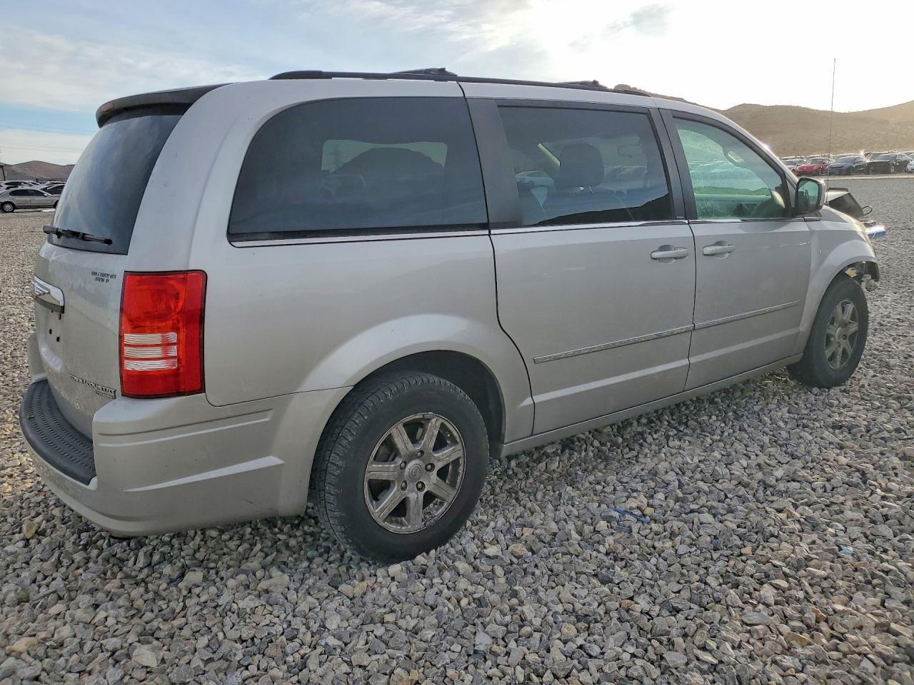 2010 CHRYSLER TOWN & COUNTRY TOURING photo 5