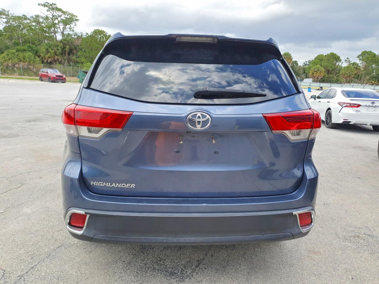 2018 TOYOTA HIGHLANDER LE photo 16