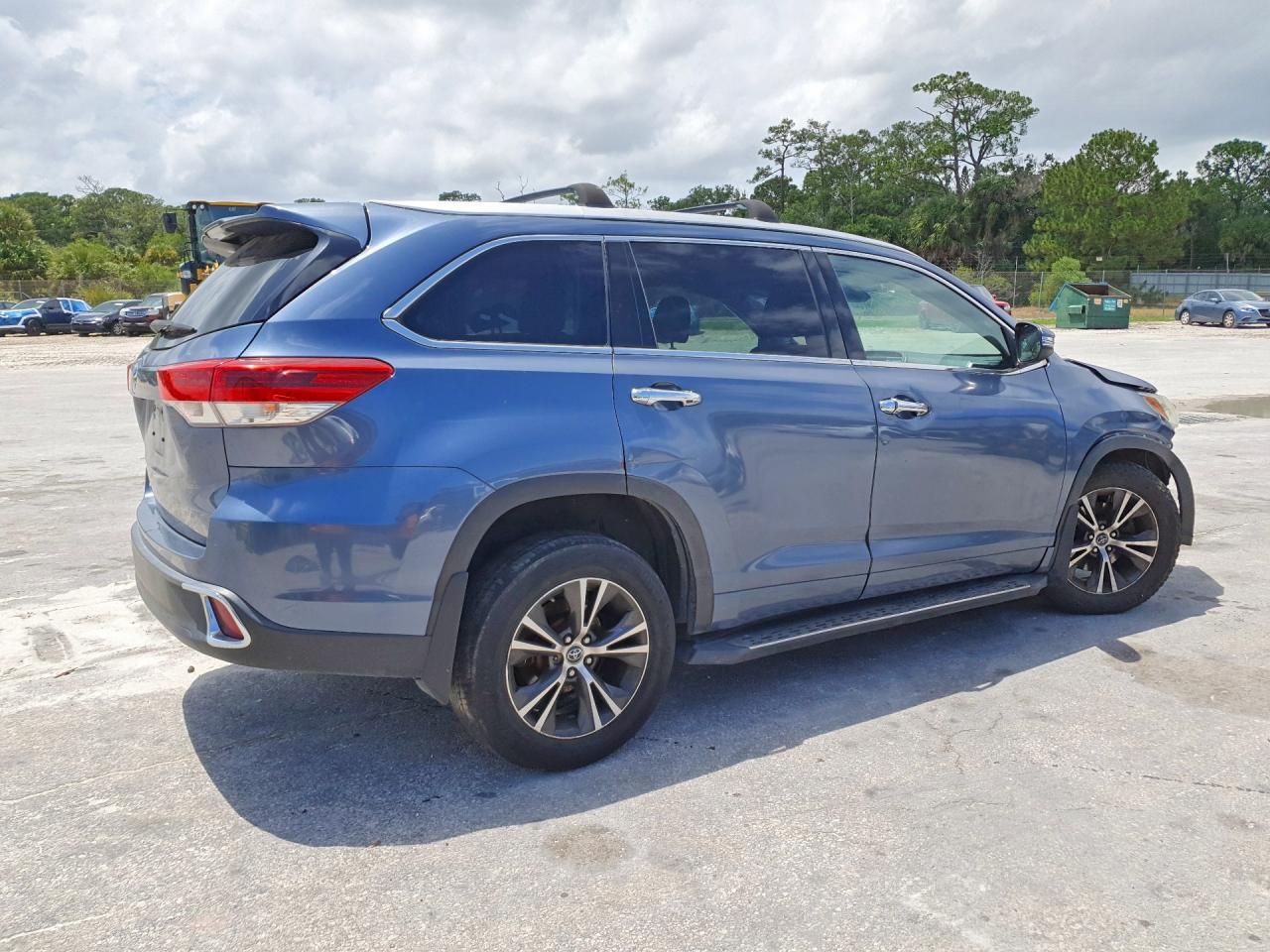 2018 TOYOTA HIGHLANDER LE photo 7