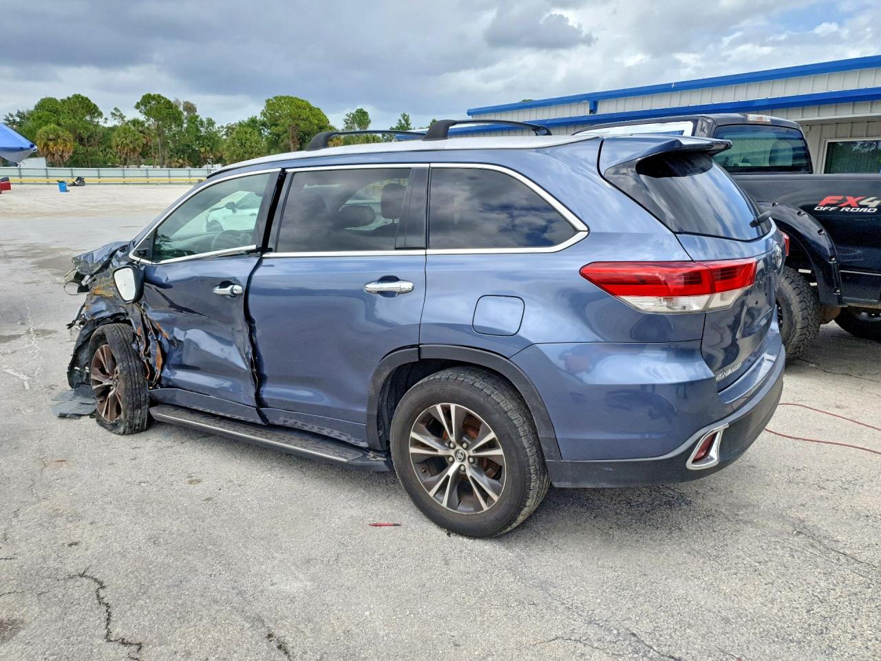 2018 TOYOTA HIGHLANDER LE photo 4