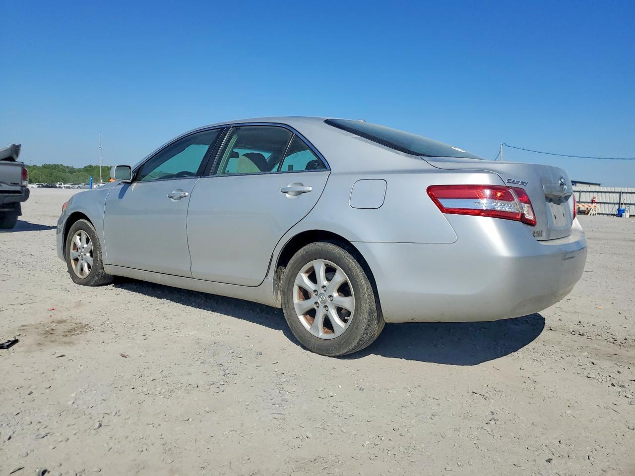 2011 TOYOTA CAMRY LE photo 4