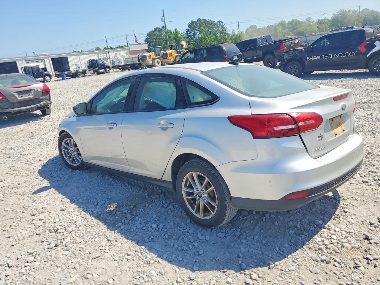 2017 FORD FOCUS SE photo 2