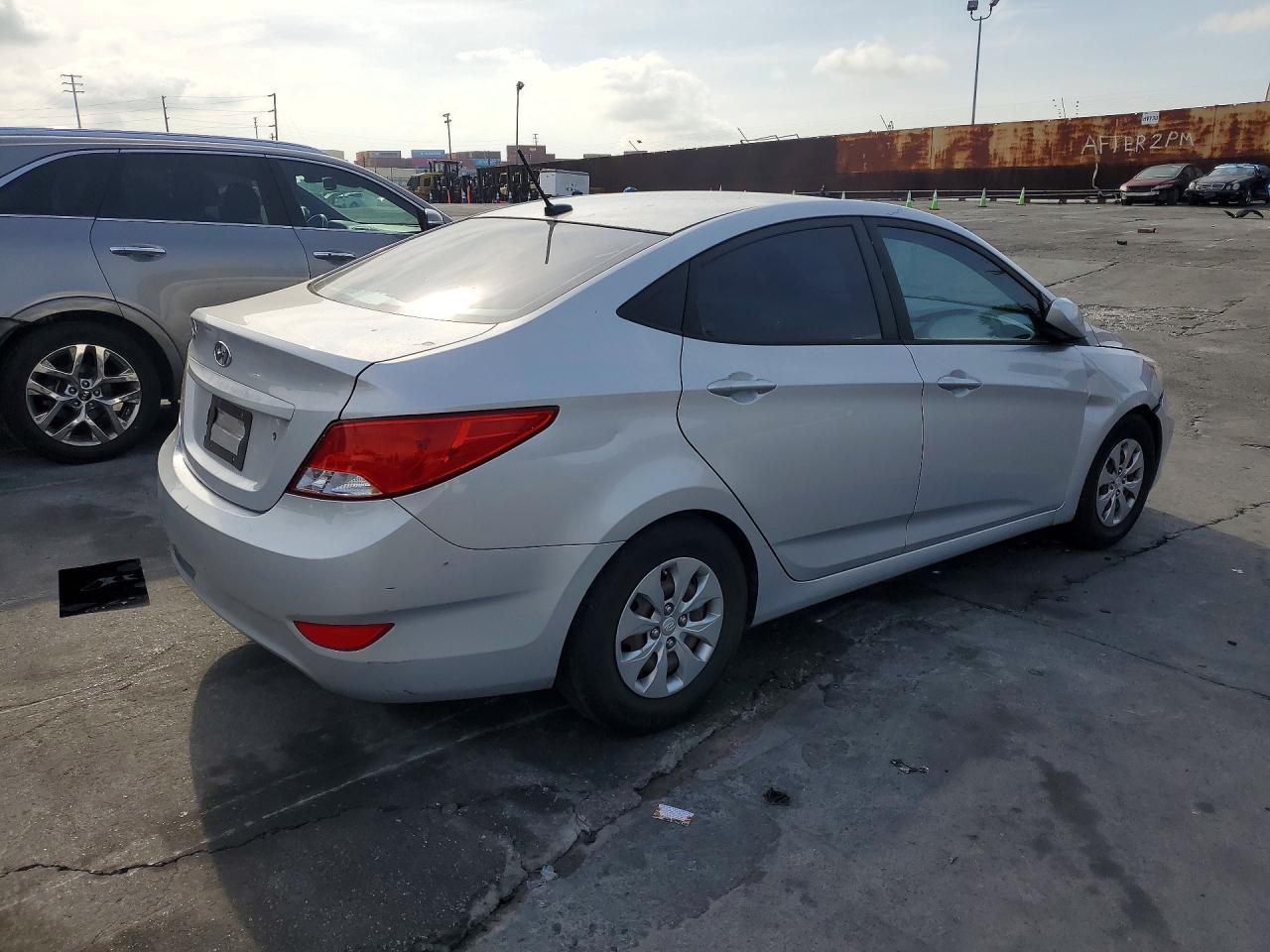 2016 HYUNDAI ACCENT SE photo 5