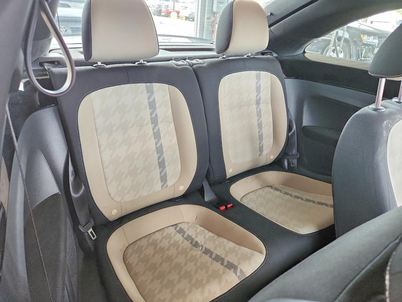 2018 VOLKSWAGEN BEETLE S photo 28