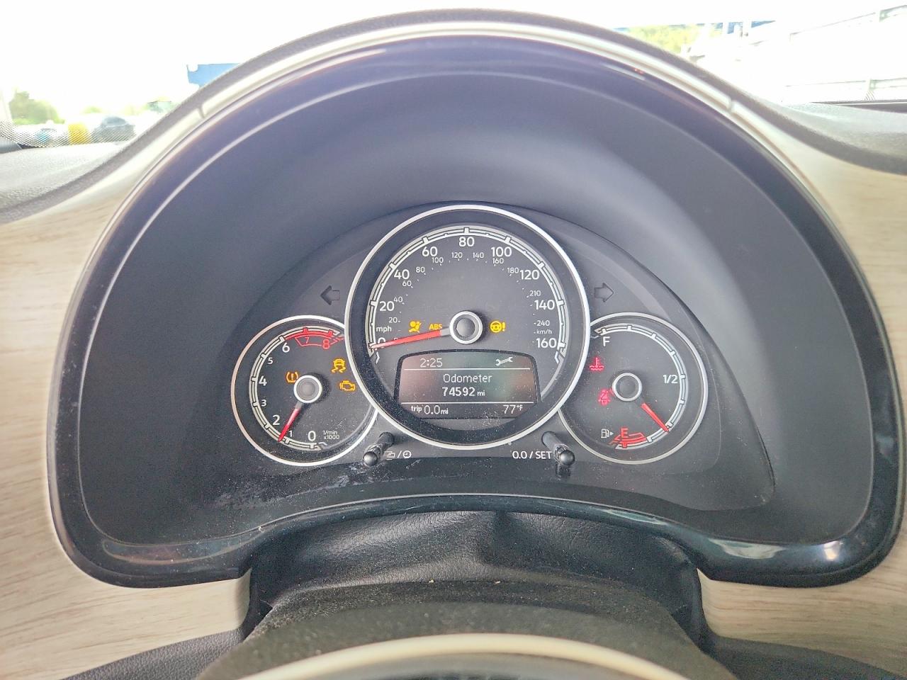 2018 VOLKSWAGEN BEETLE S photo 25