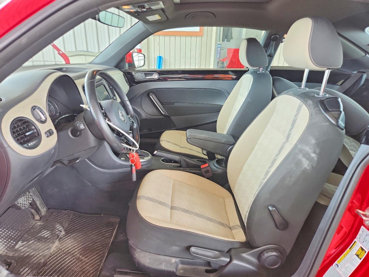 2018 VOLKSWAGEN BEETLE S photo 19