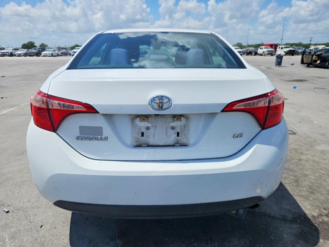 2018 TOYOTA COROLLA LE photo 11