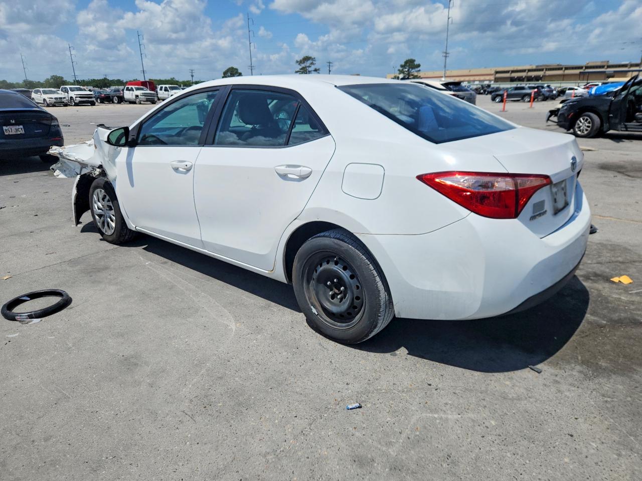 2018 TOYOTA COROLLA LE photo 3