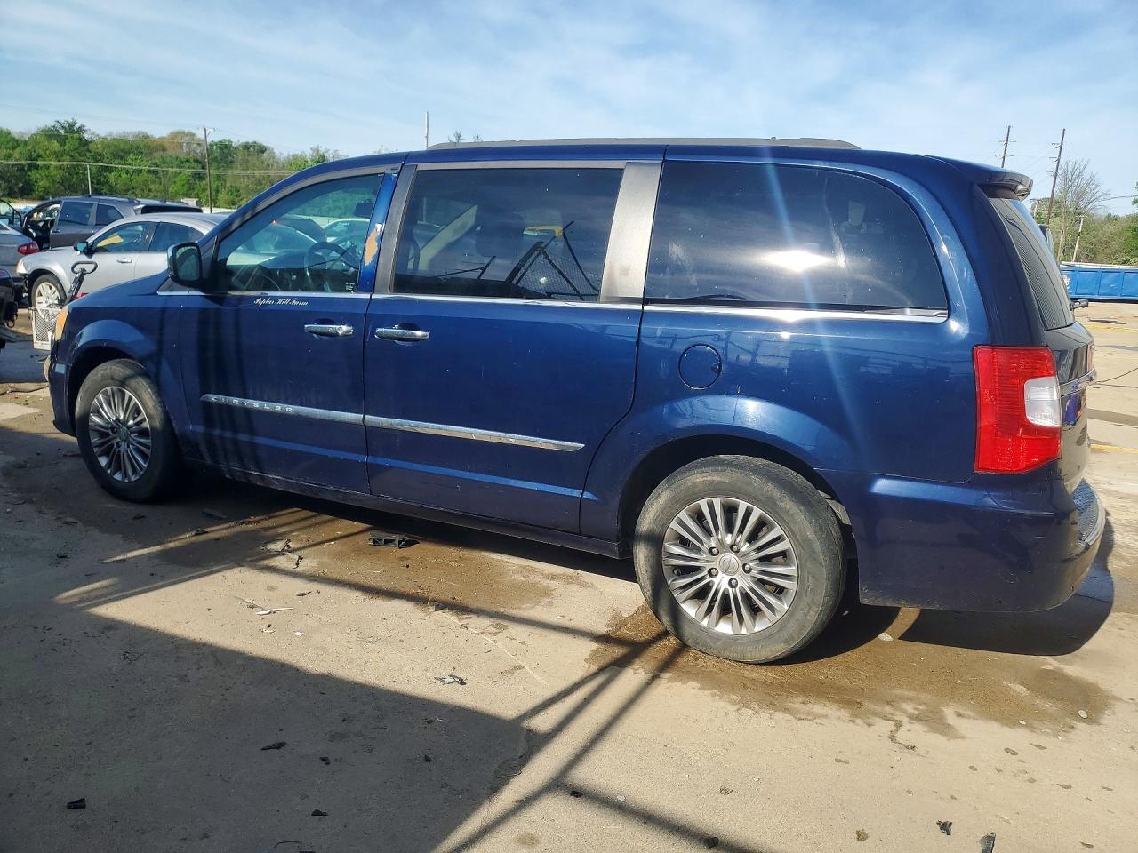 2013 CHRYSLER TOWN & COUNTRY TOURING L photo 2
