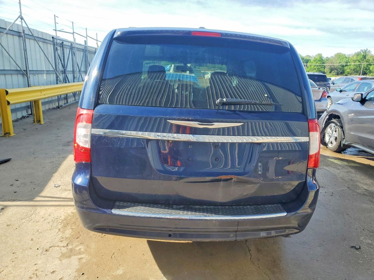 2013 CHRYSLER TOWN & COUNTRY TOURING L photo 6