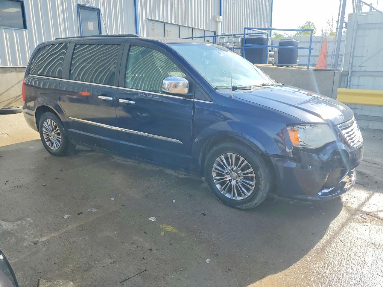 2013 CHRYSLER TOWN & COUNTRY TOURING L photo 4