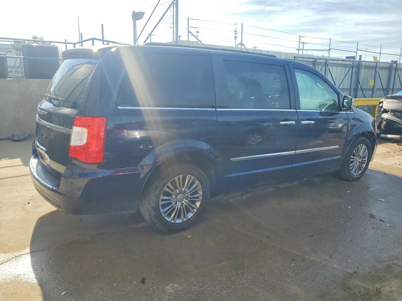 2013 CHRYSLER TOWN & COUNTRY TOURING L photo 3