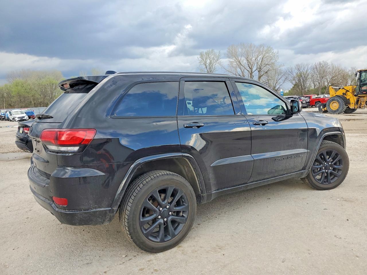 2020 JEEP GRAND CHEROKEE LAREDO photo 3