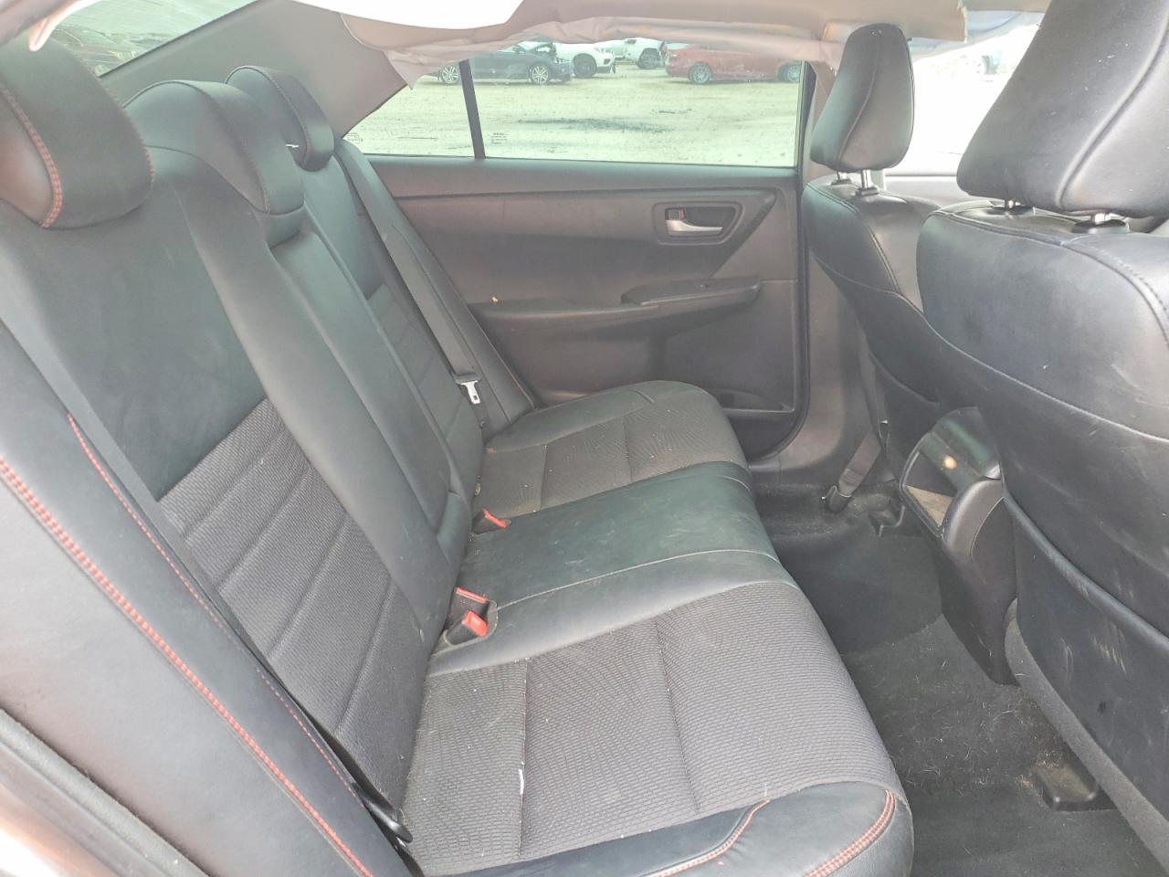 2016 TOYOTA CAMRY SE photo 19
