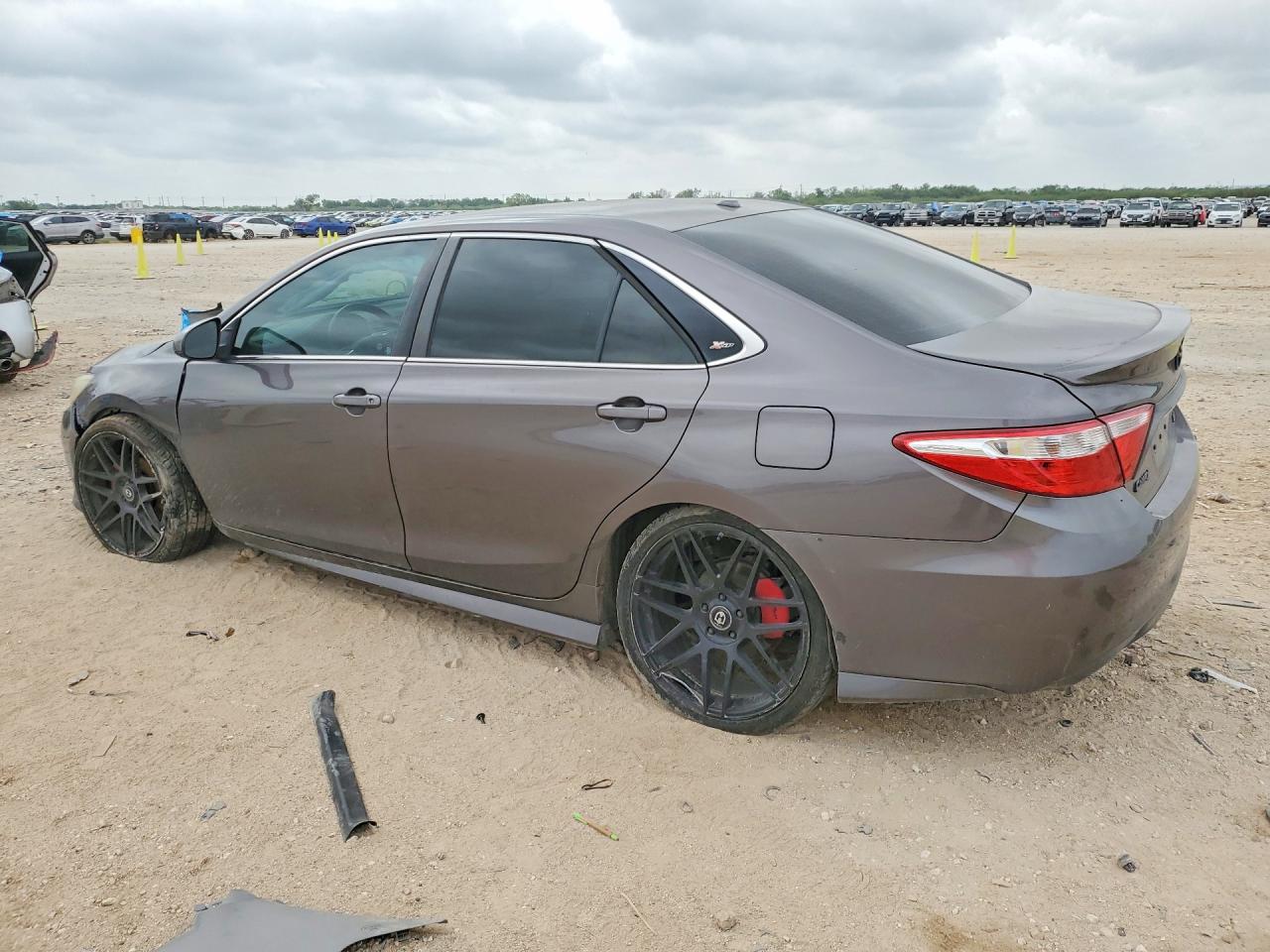 2016 TOYOTA CAMRY SE photo 3