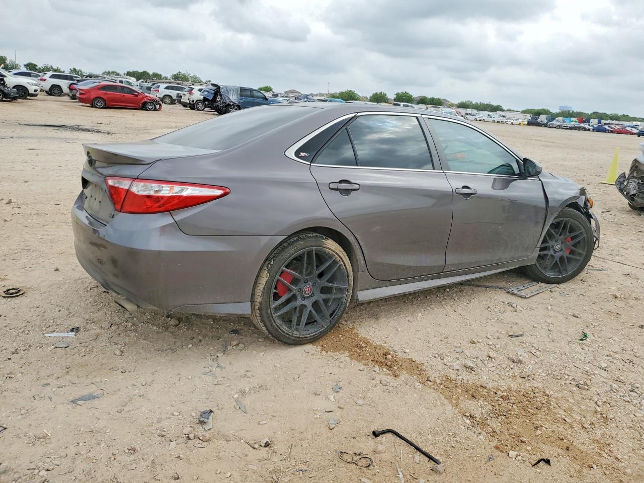 2016 TOYOTA CAMRY SE photo 5