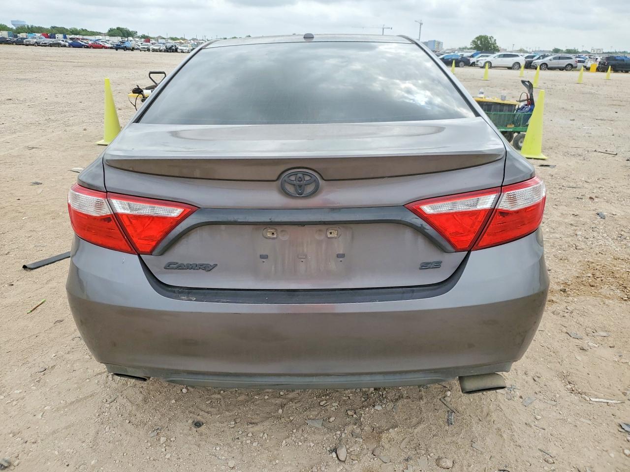 2016 TOYOTA CAMRY SE photo 11