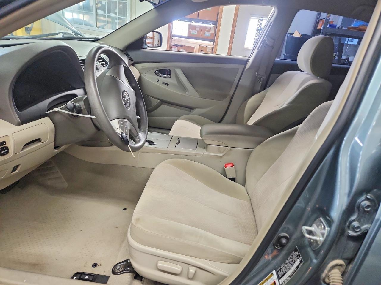 2010 TOYOTA CAMRY LE photo 19