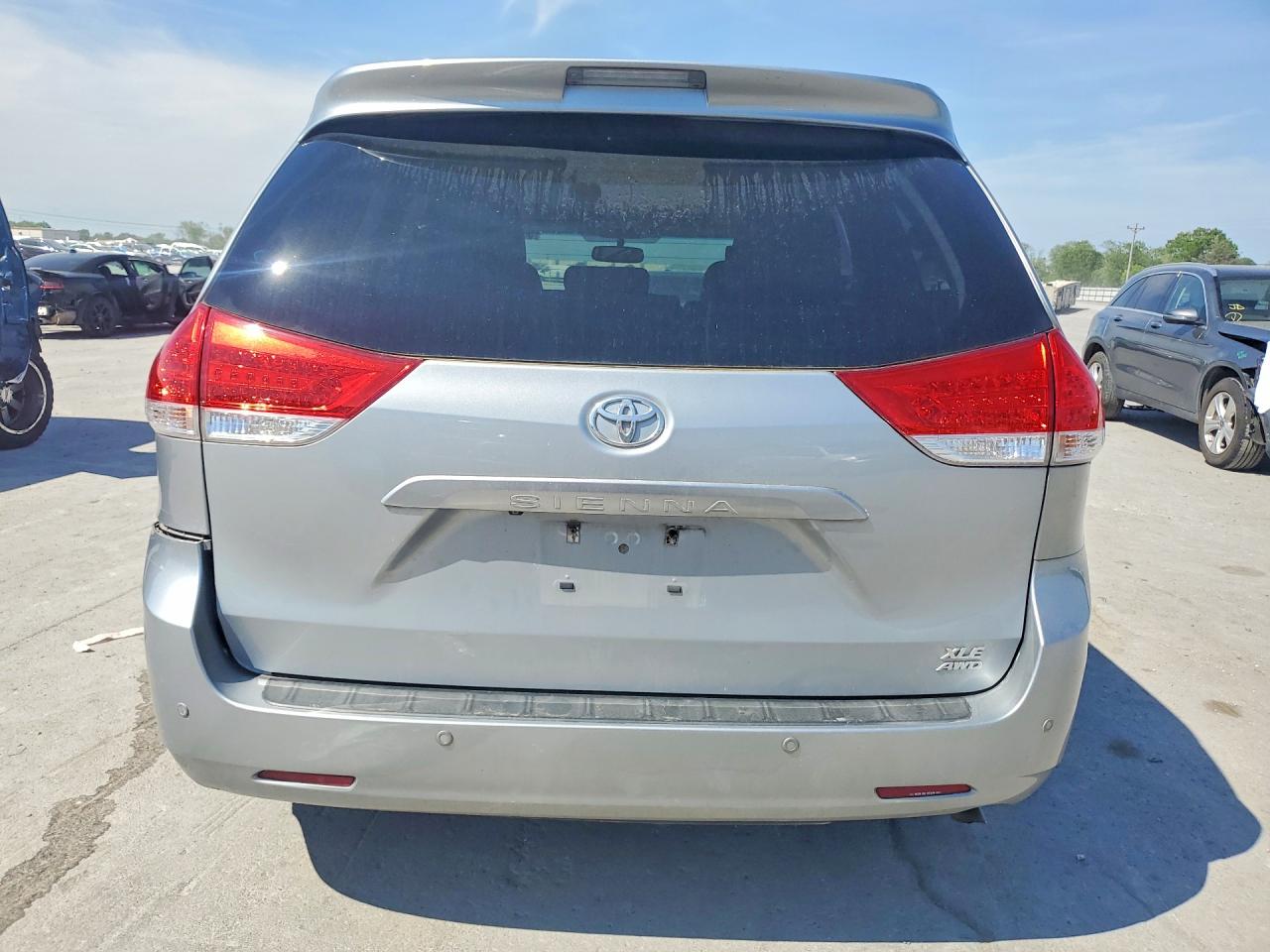 2014 TOYOTA SIENNA XLE 7-PASSENGER photo 6