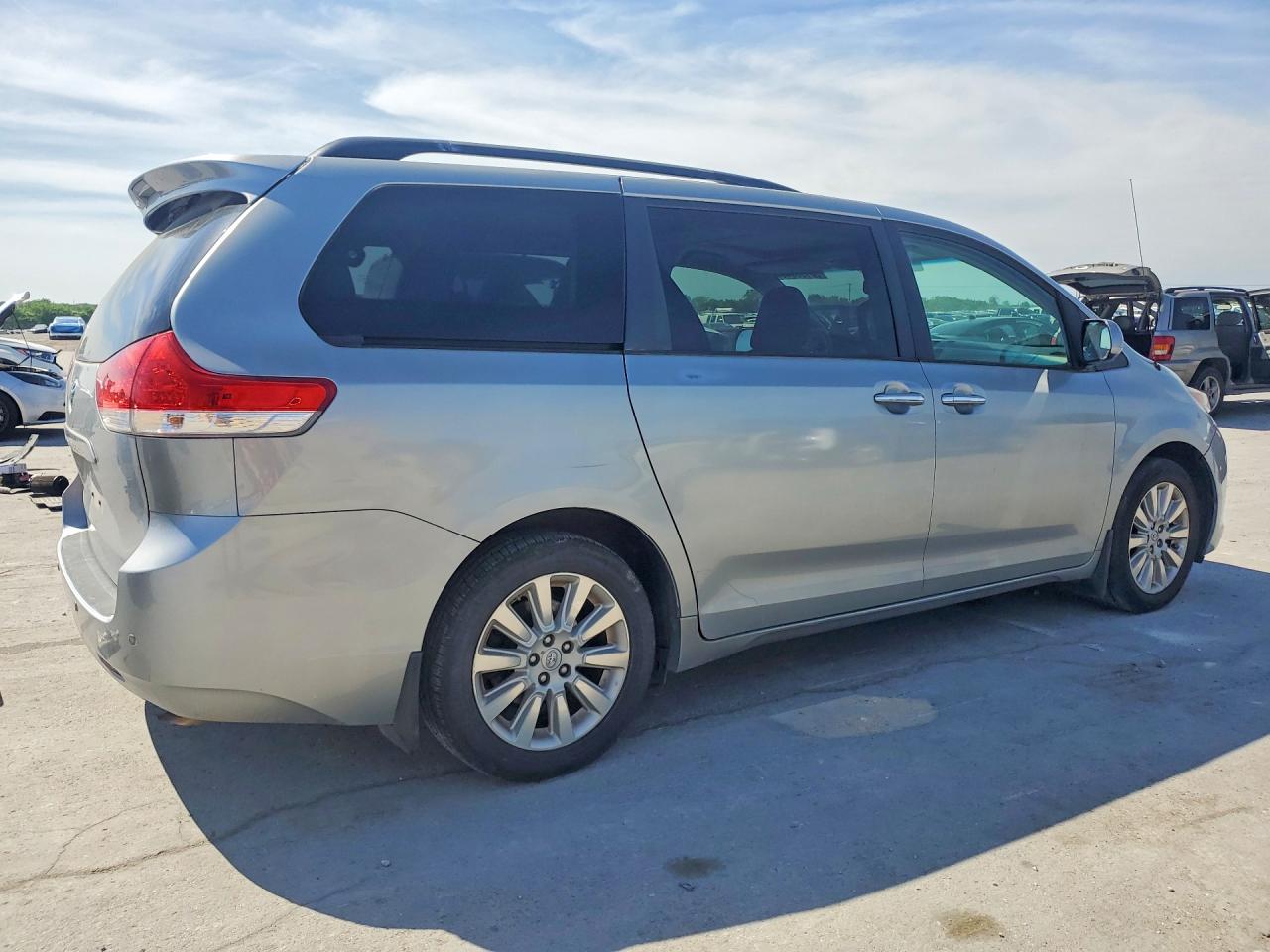 2014 TOYOTA SIENNA XLE 7-PASSENGER photo 3