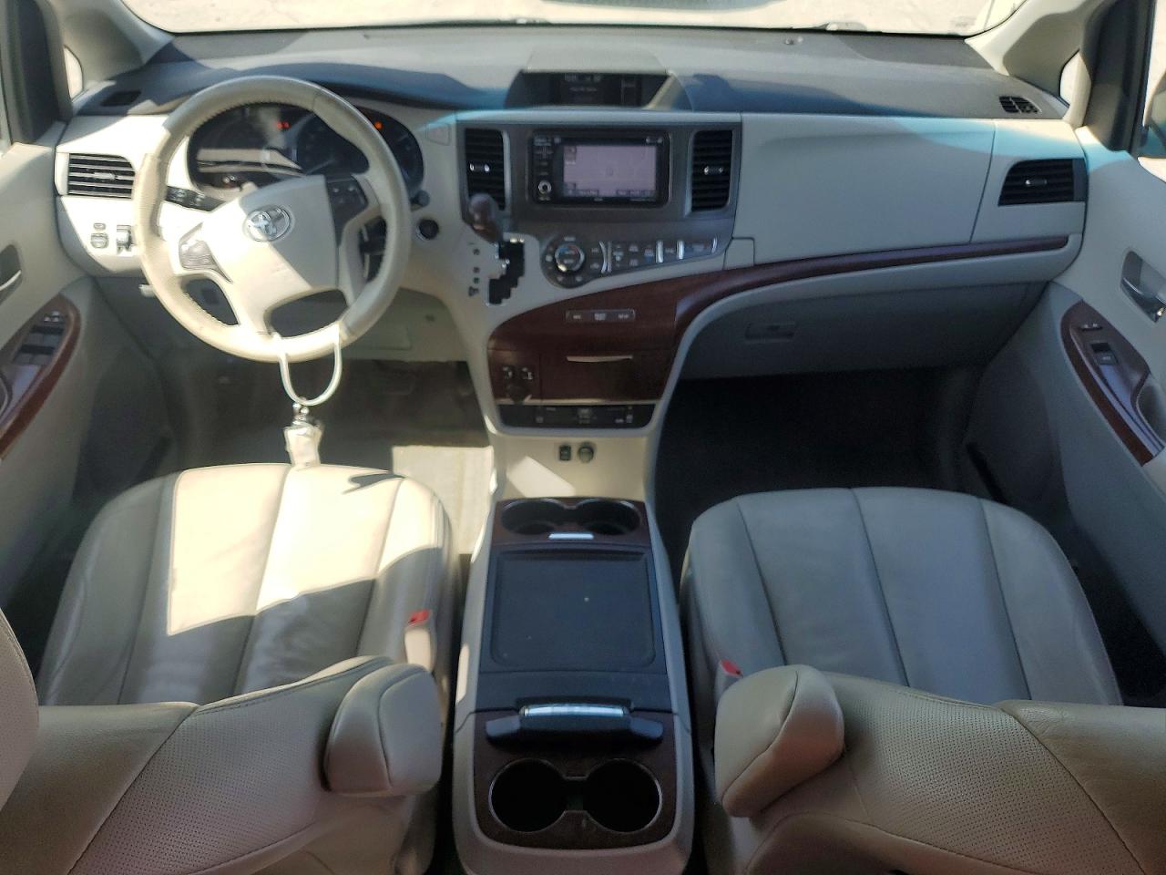 2014 TOYOTA SIENNA XLE 7-PASSENGER photo 8