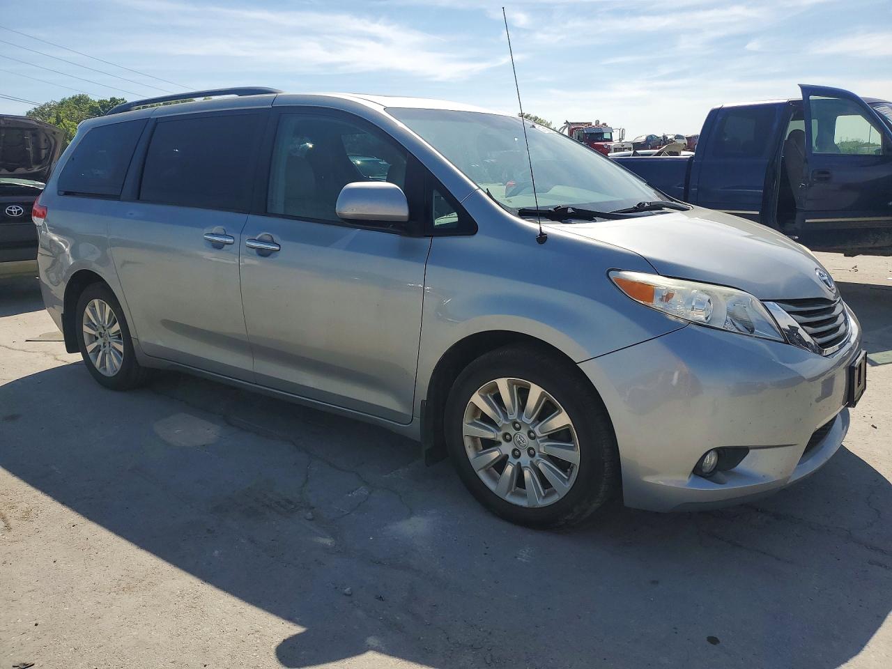 2014 TOYOTA SIENNA XLE 7-PASSENGER photo 4