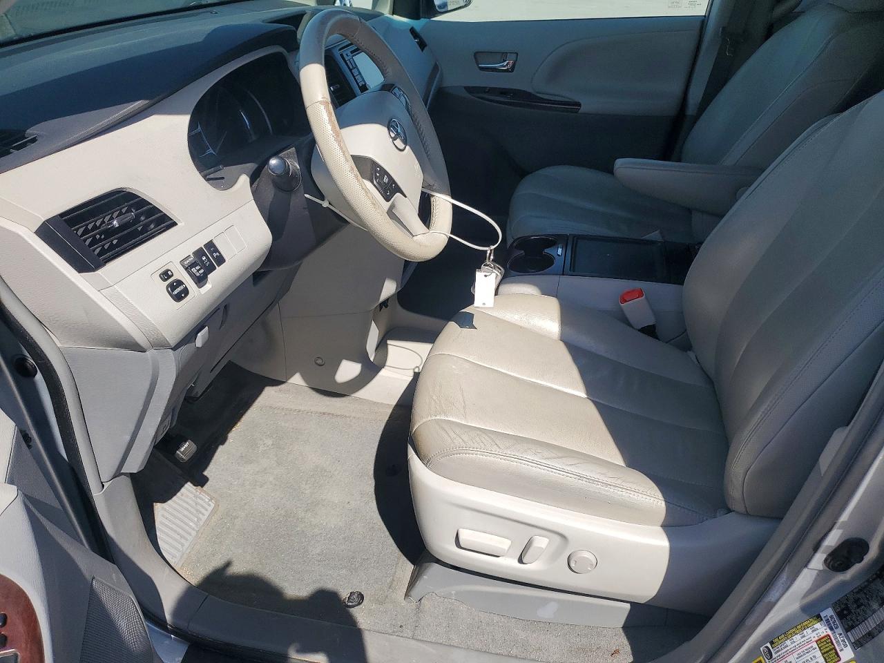 2014 TOYOTA SIENNA XLE 7-PASSENGER photo 7