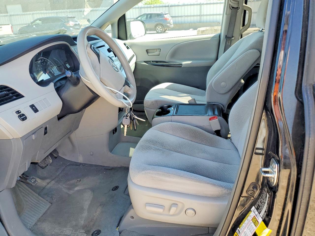2014 TOYOTA SIENNA LE photo 19