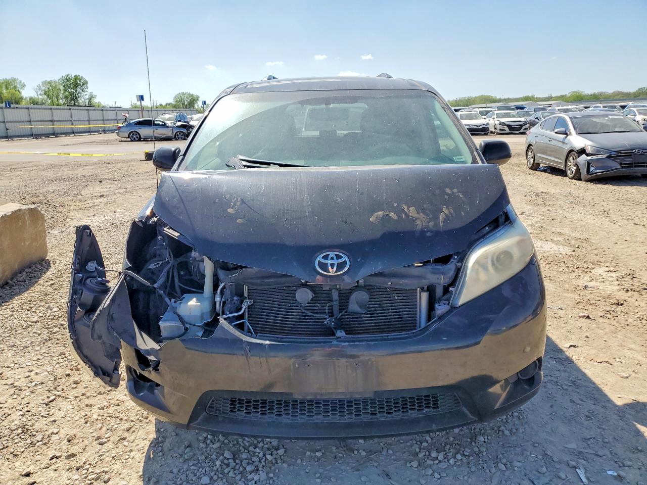 2014 TOYOTA SIENNA LE photo 13