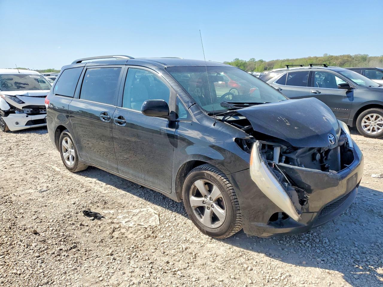 2014 TOYOTA SIENNA LE photo 10