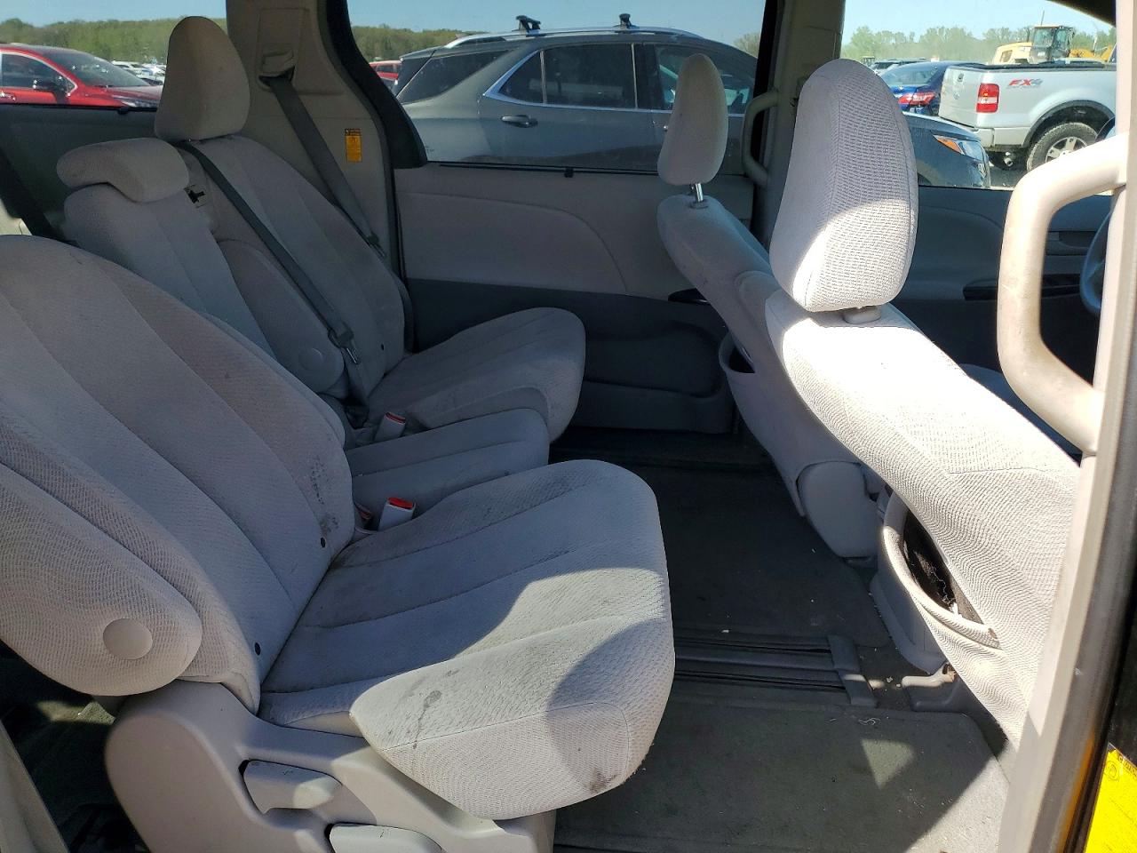 2014 TOYOTA SIENNA LE photo 28