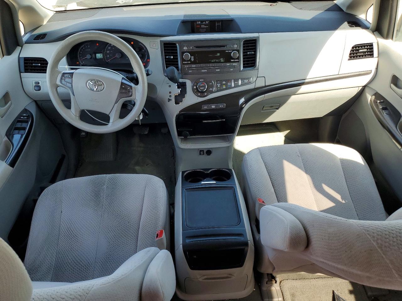 2014 TOYOTA SIENNA LE photo 22