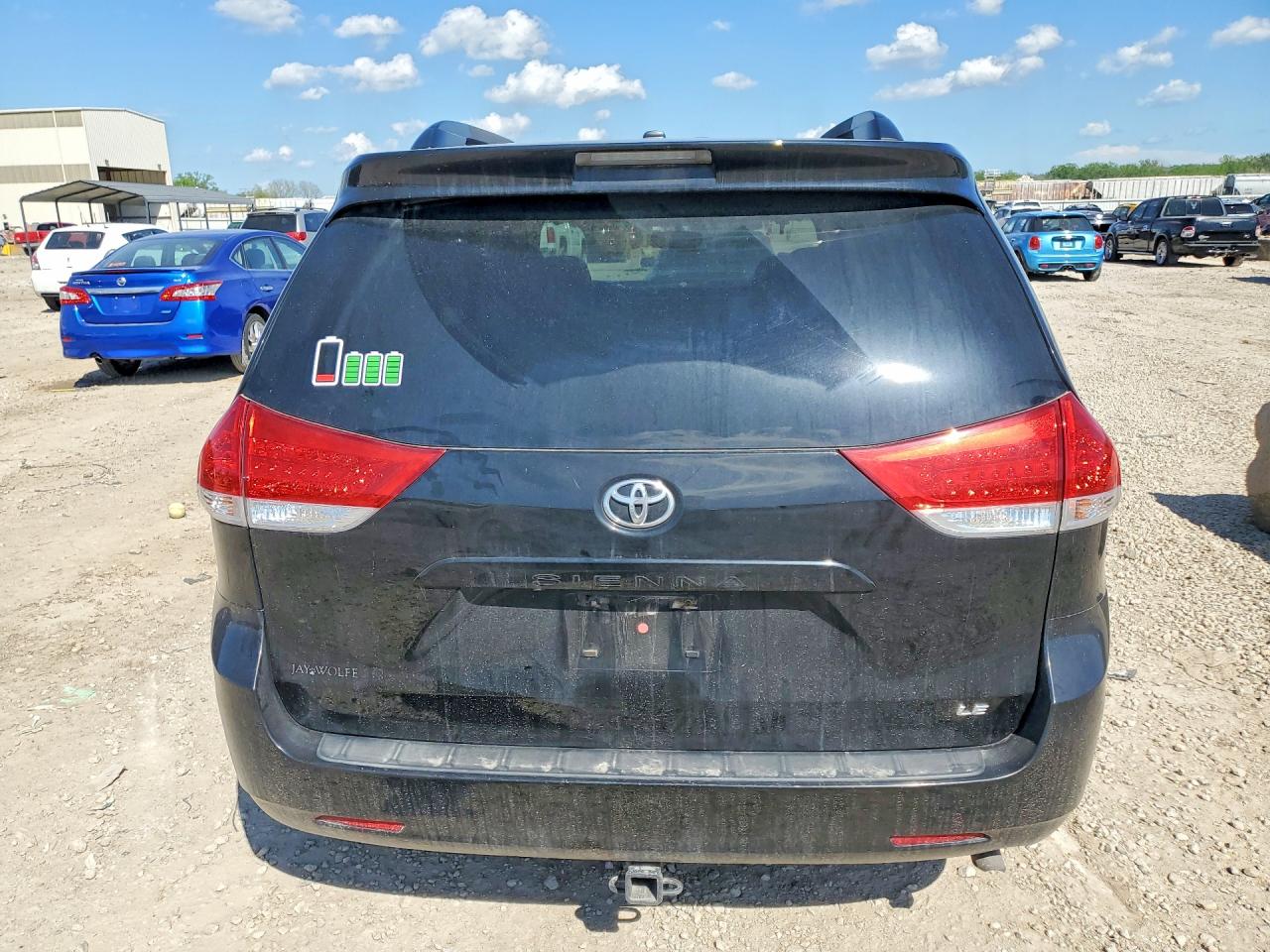 2014 TOYOTA SIENNA LE photo 16