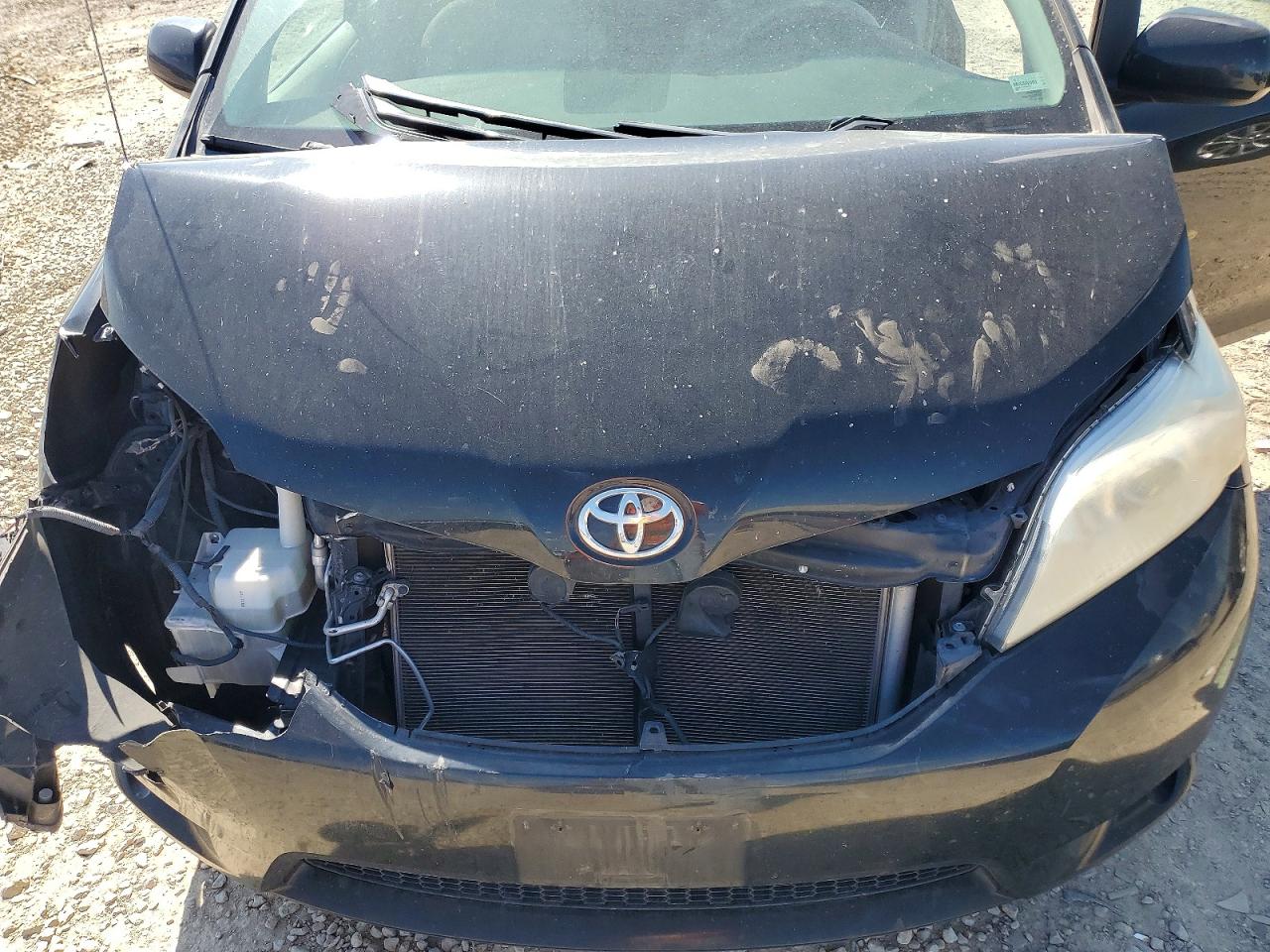 2014 TOYOTA SIENNA LE photo 31