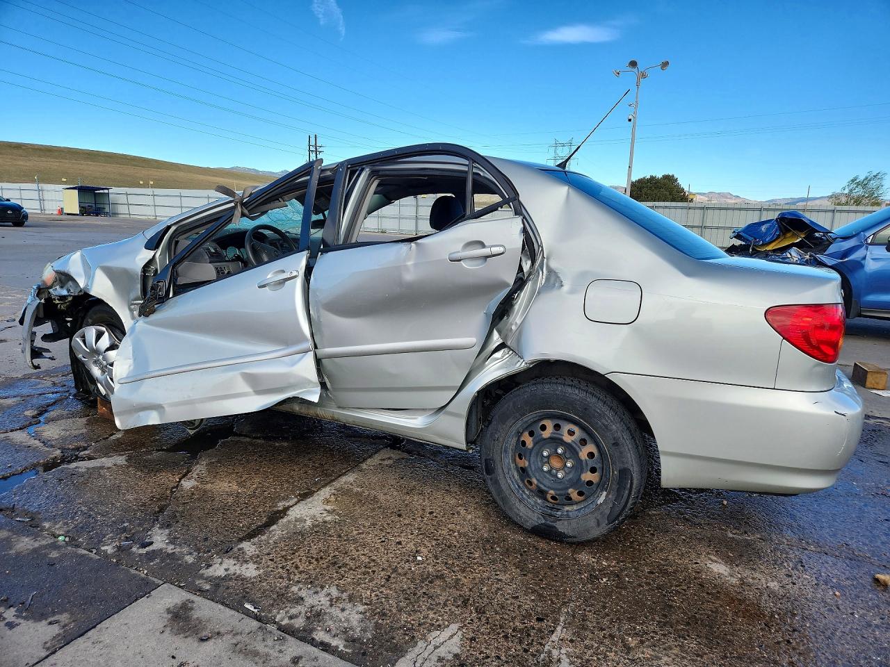 2004 TOYOTA COROLLA LE photo 2