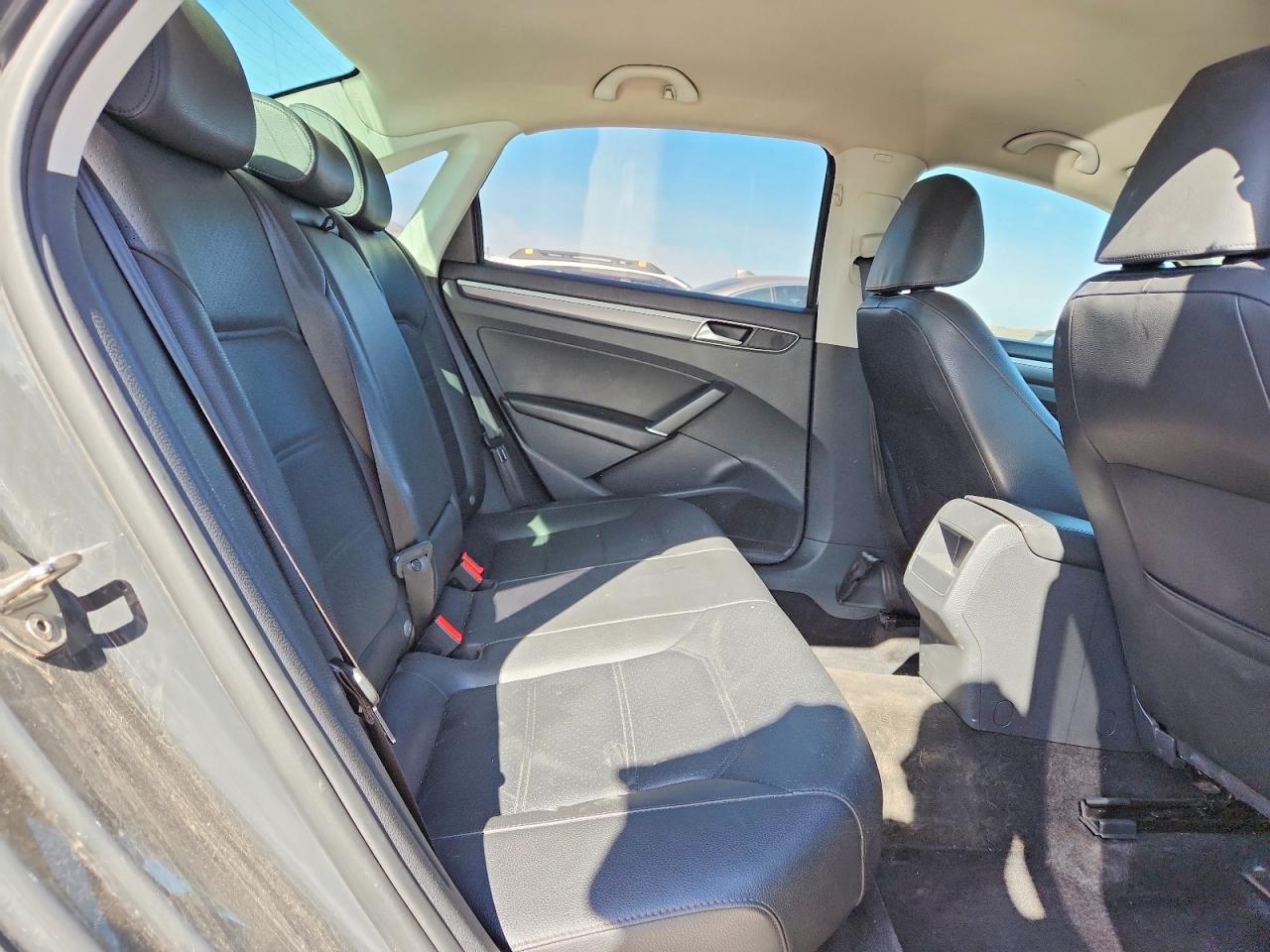 2018 VOLKSWAGEN PASSAT S photo 28