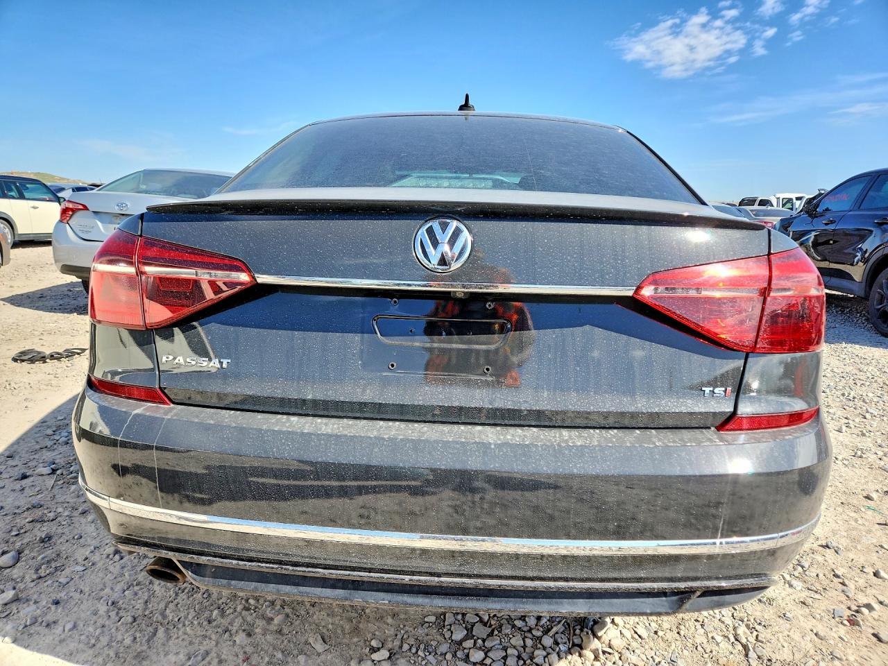 2018 VOLKSWAGEN PASSAT S photo 16