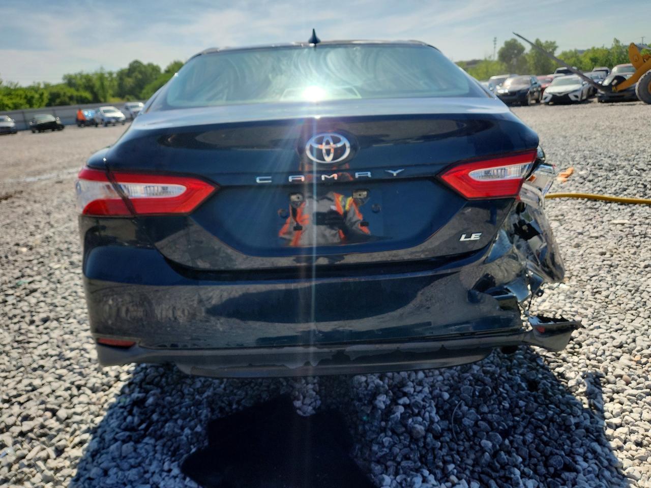 2019 TOYOTA CAMRY LE photo 11
