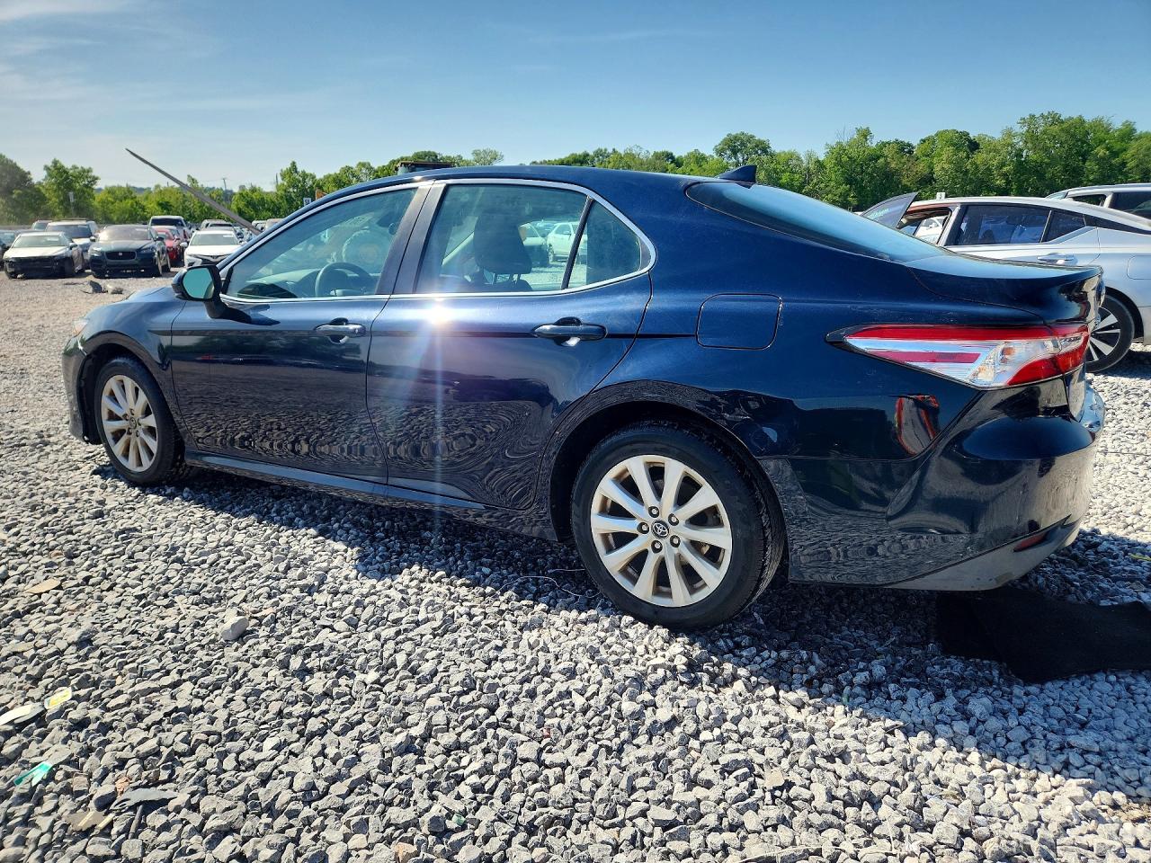 2019 TOYOTA CAMRY LE photo 3