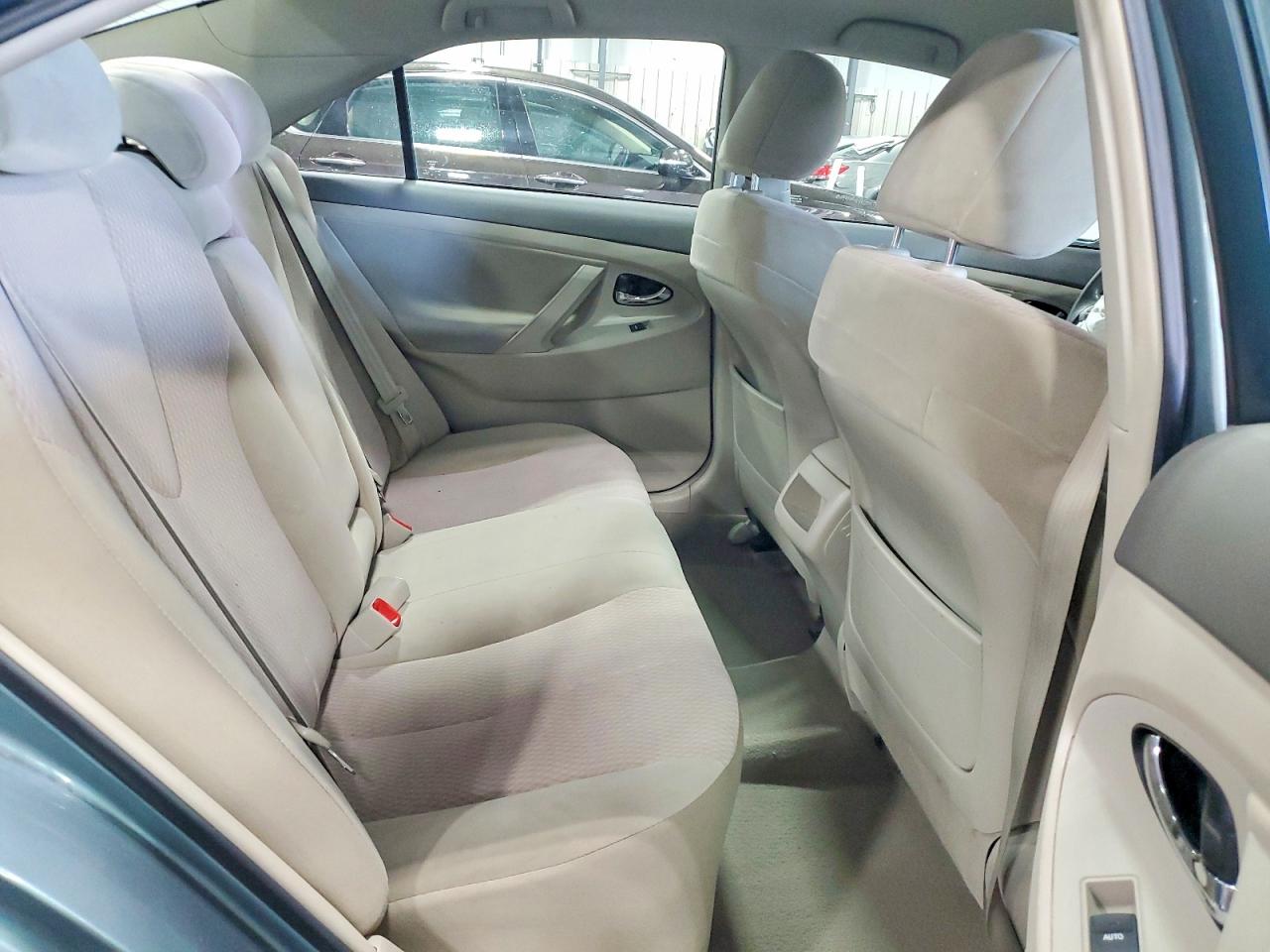 2010 TOYOTA CAMRY LE photo 28