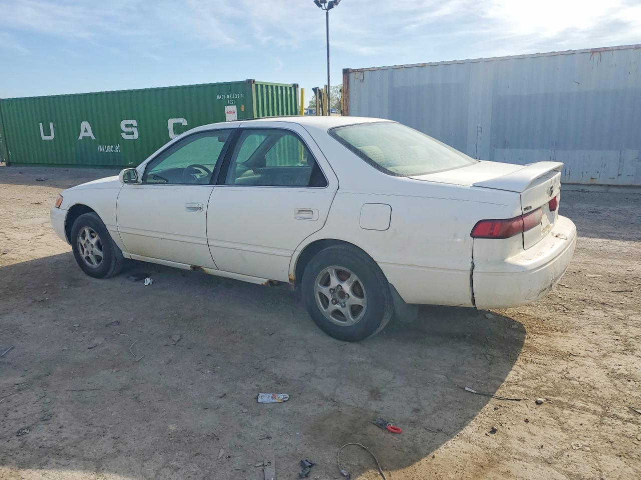 1997 TOYOTA CAMRY LE photo 3