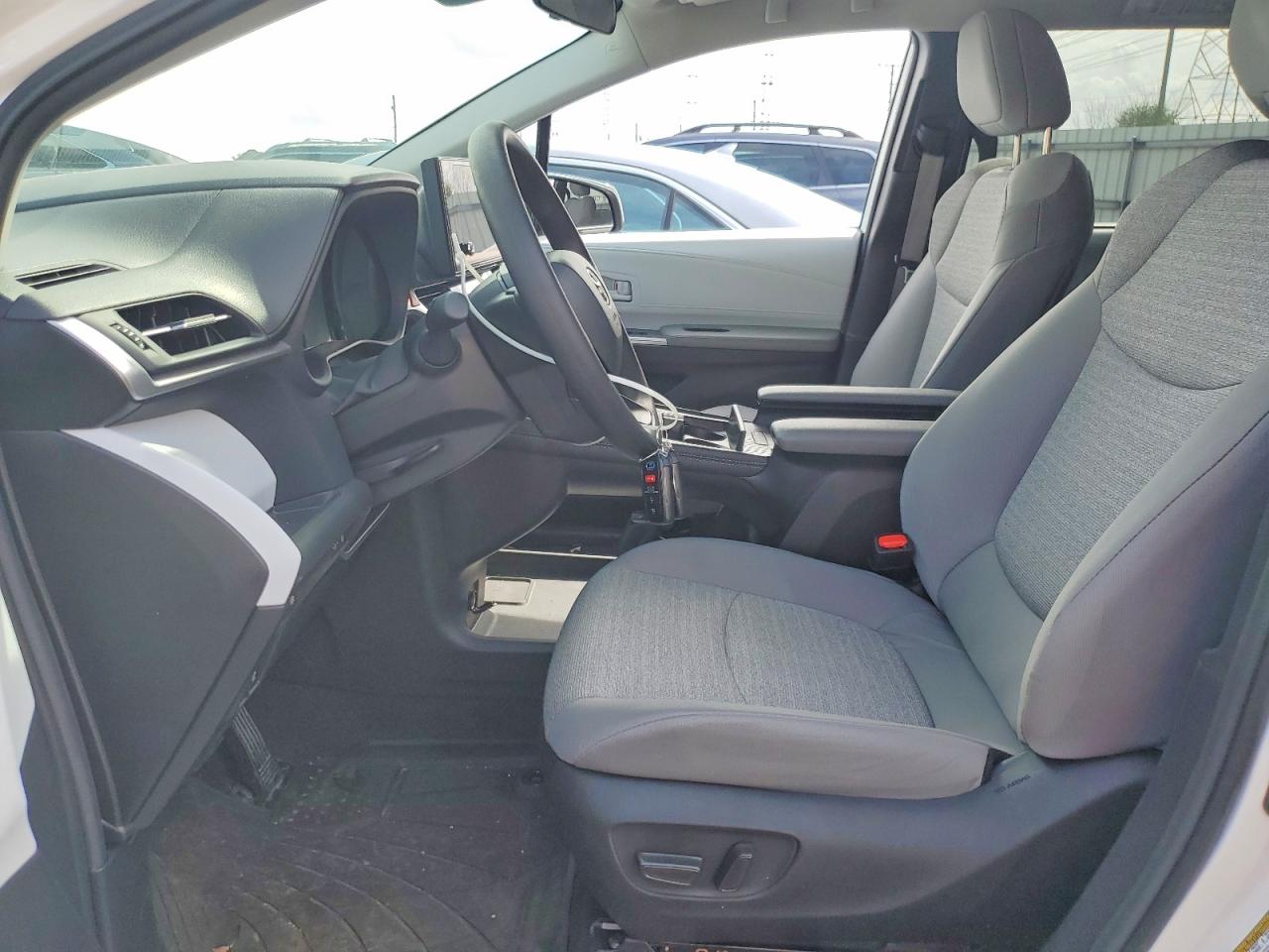2025 TOYOTA SIENNA LE photo 19