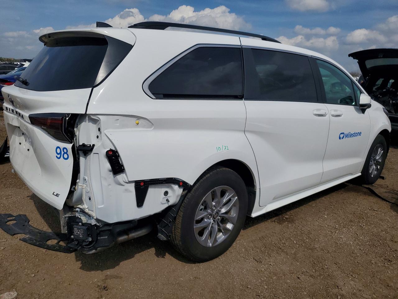 2025 TOYOTA SIENNA LE photo 7