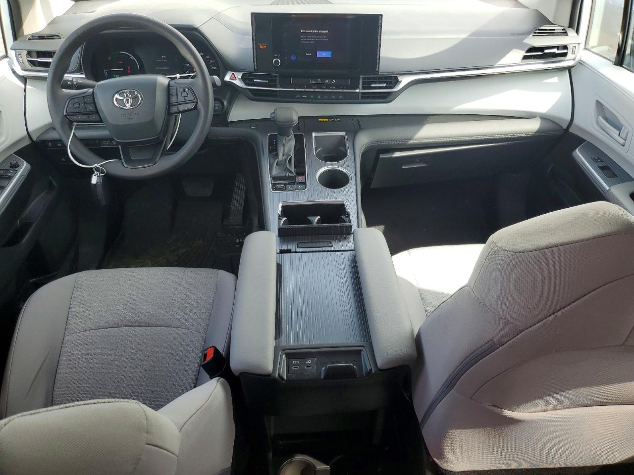 2025 TOYOTA SIENNA LE photo 22